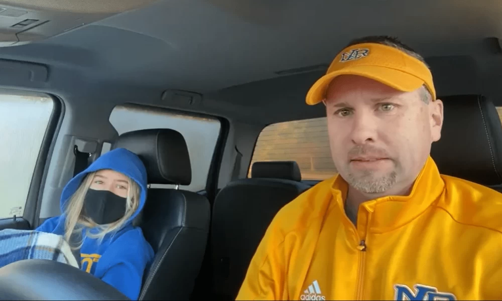 Δείτε πώς πάει αυτός ο μπαμπάς καθημερινά τις κόρες του στο σχολείο